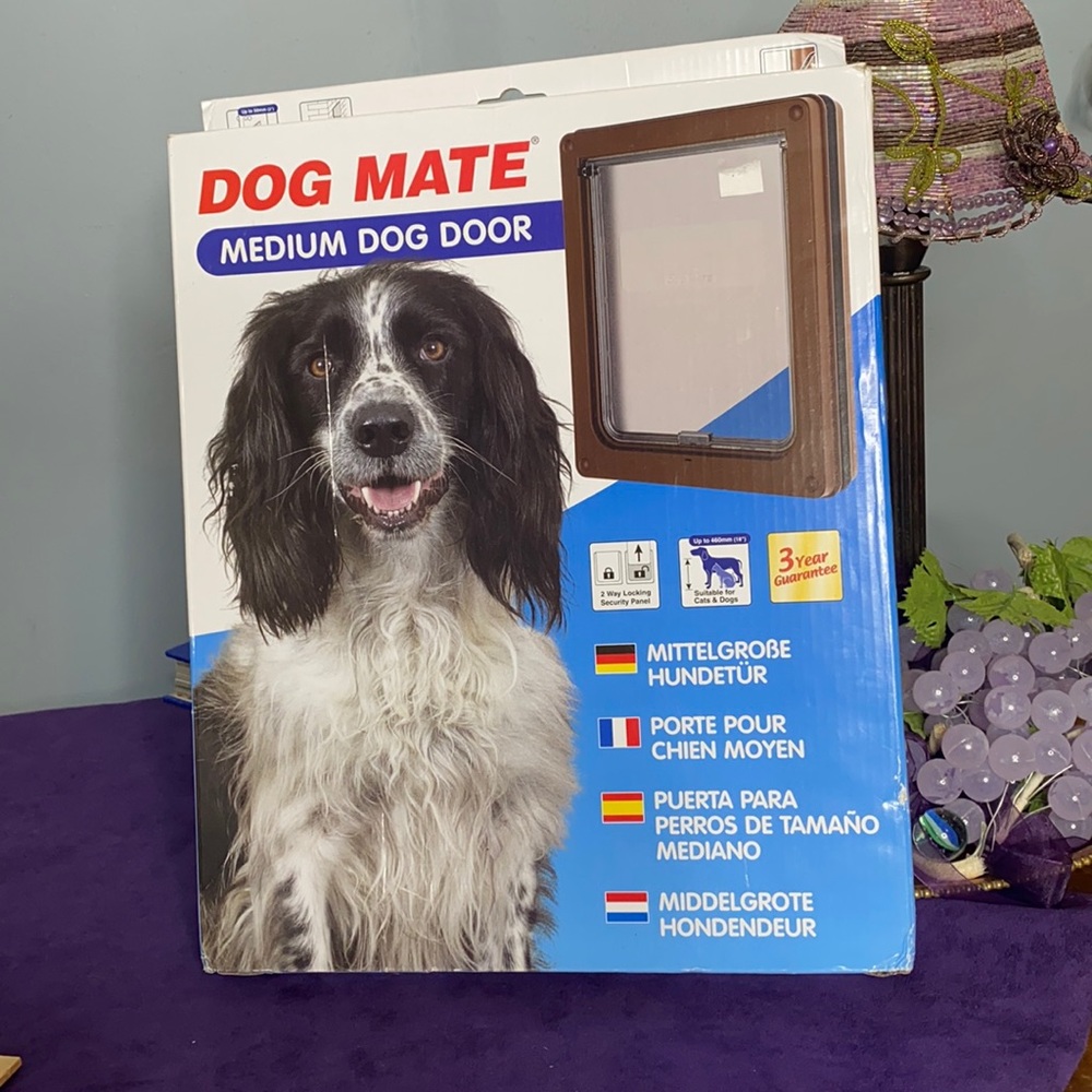 - Dog Mate Medium Dog Door NWT